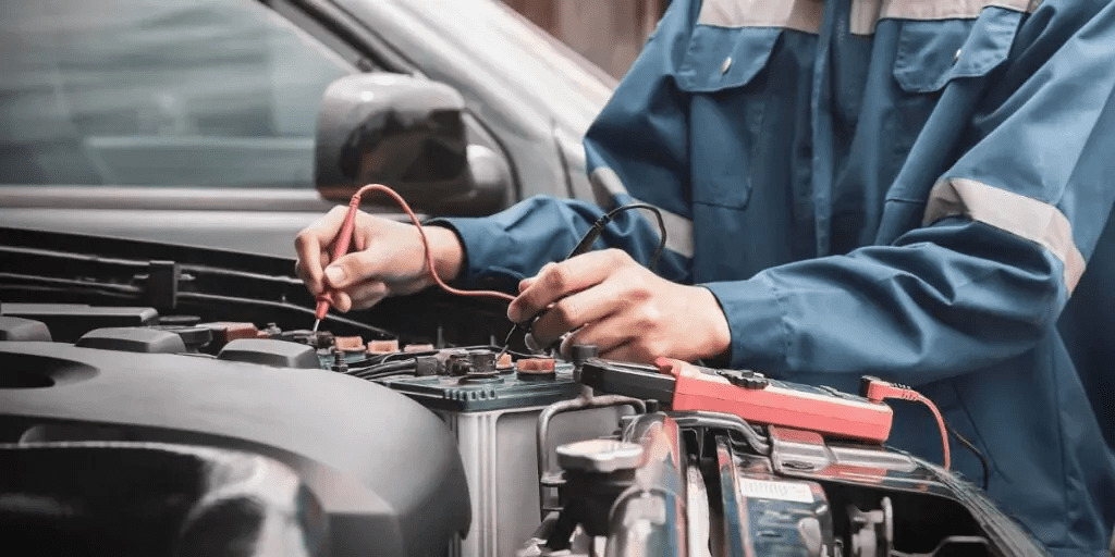 Reparo e manutenção de carros elétricos e híbridos